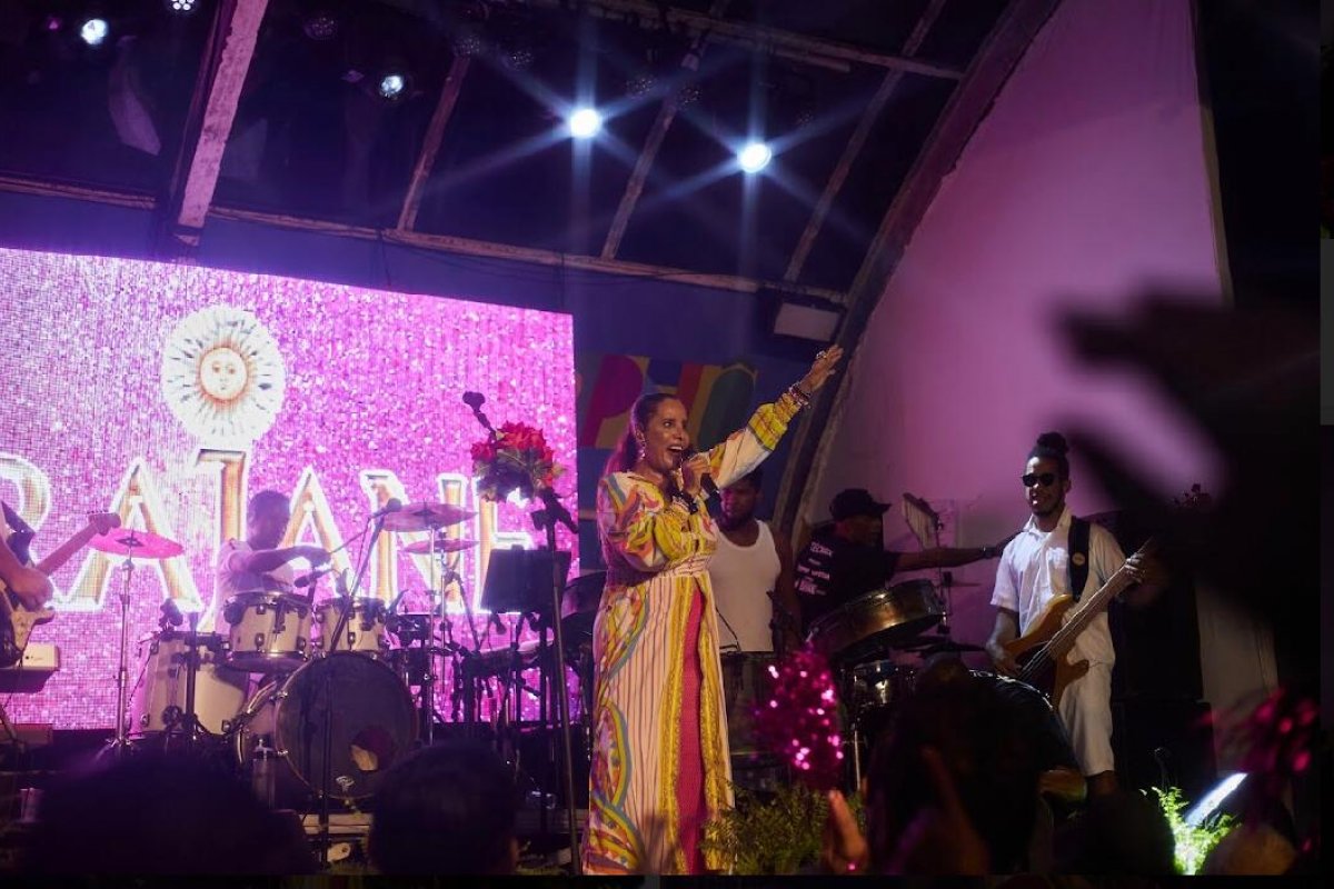 Cheia de energia, Sarajane faz Bailinho Axé Pra Você no Pelourinho e dá início às celebrações dos 40 anos de carreira!
