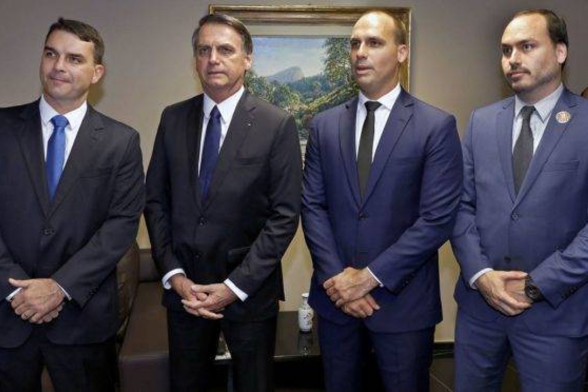 Bolsonaro anuncia live para organizar base eleitoral 