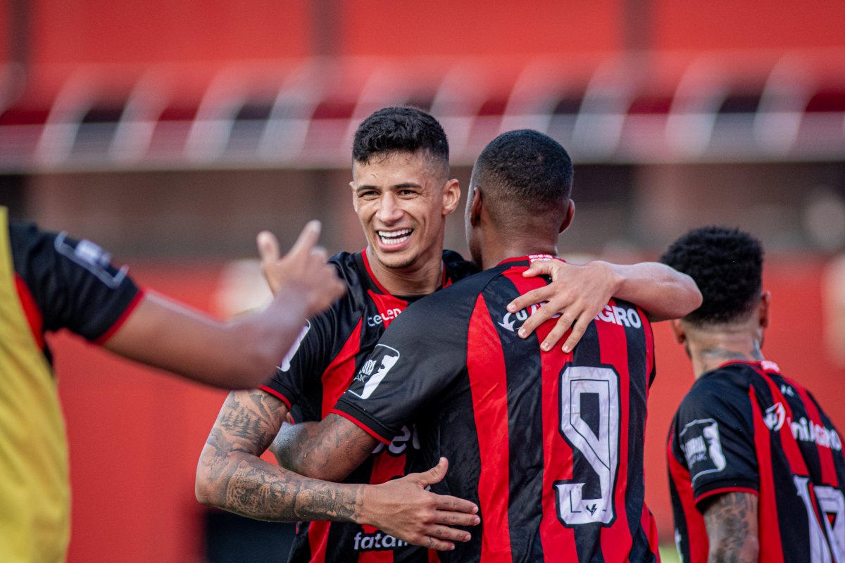 Vídeo: Vitória vence Juazeirense e retoma liderança do Baiano; confira os gols