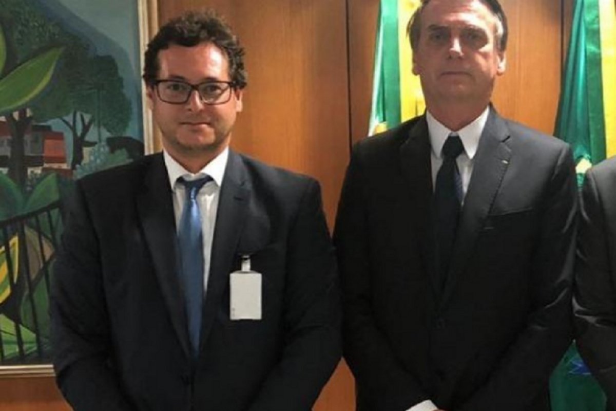 Advogado de Bolsonaro diz que ex-presidente saiu de barco com Carlos antes da ação da PF