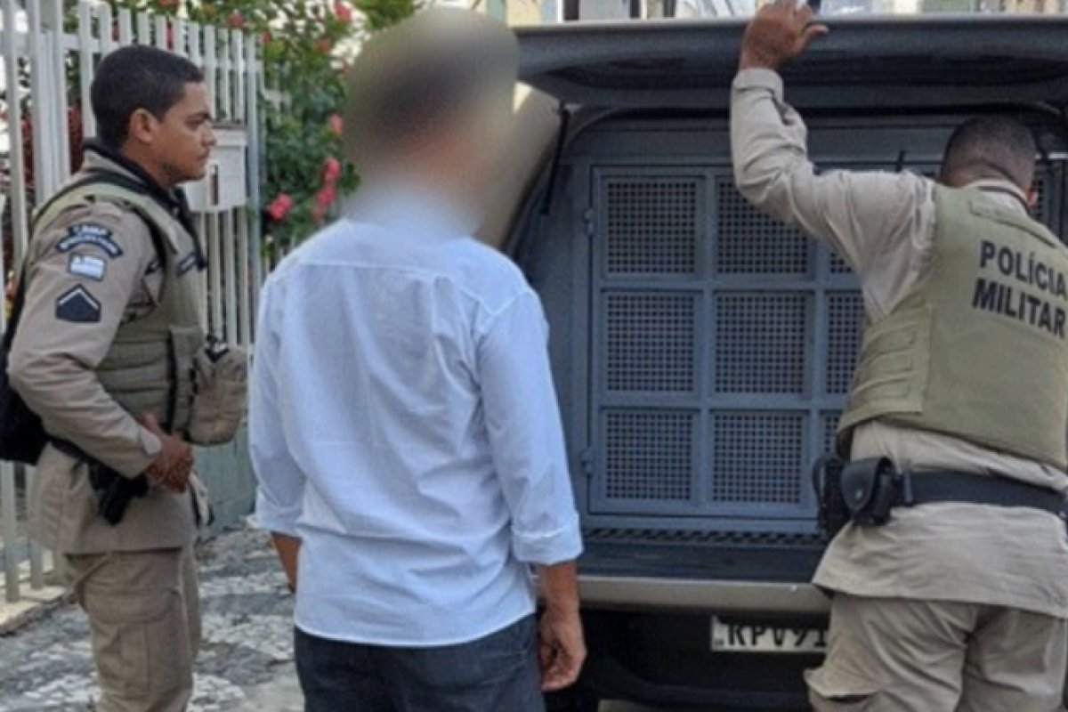 Homem é preso em flagrante por fraudar documentos para conseguir registro médico 