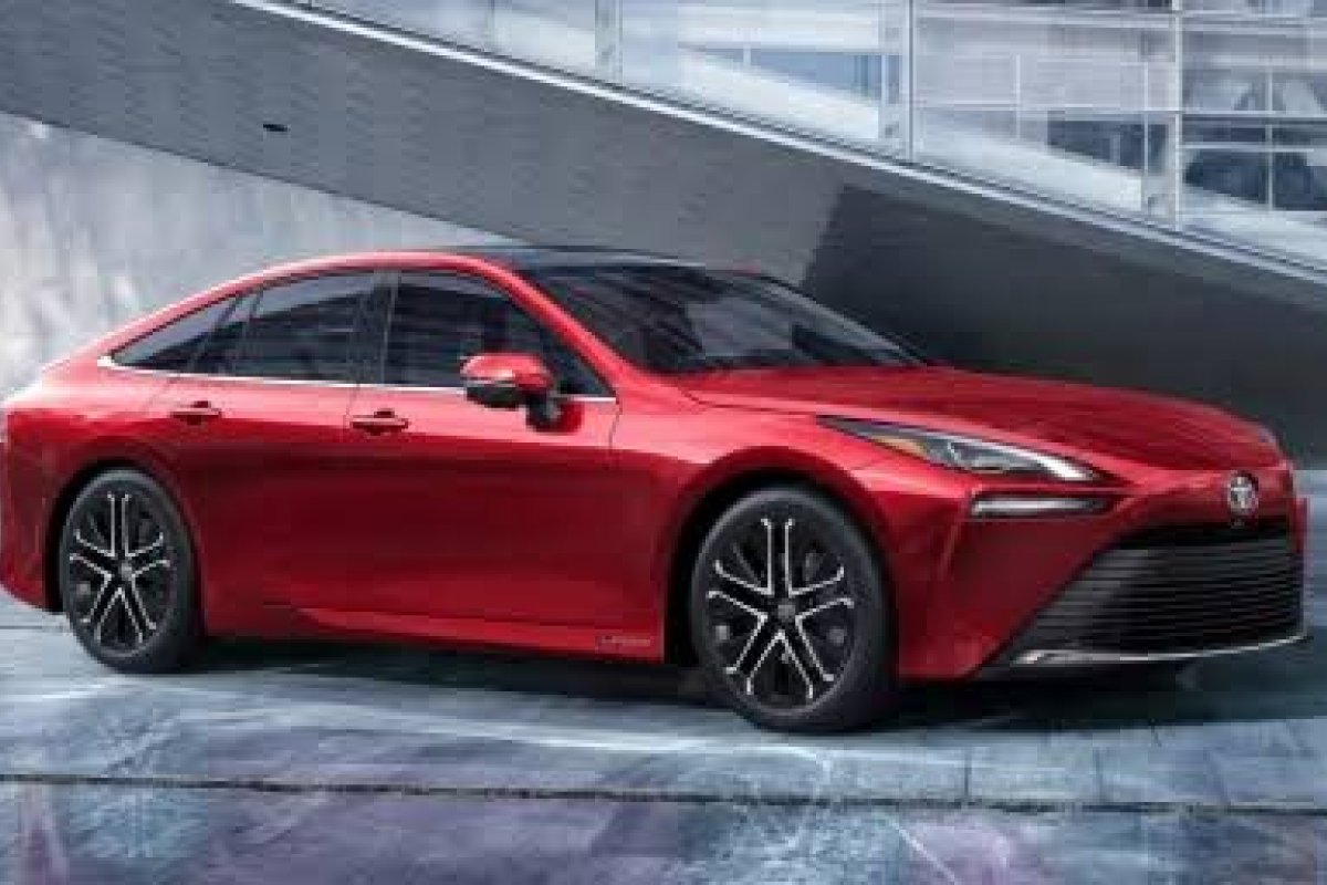 Novo Toyota Mirai é movido a hidrogênio e se antecipa aos acidentes 