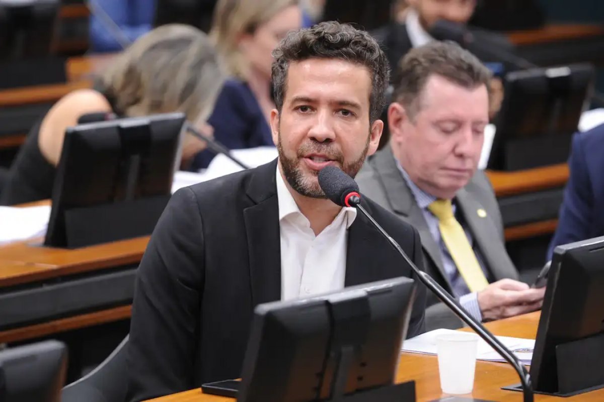 Investigação sugere existência de "rachadinha" no gabinete de Janones, aponta PF
