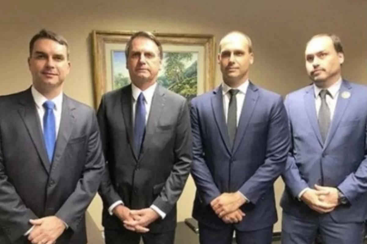 PF aponta que um jet ski não voltou à casa do clã de Bolsonaro após pescaria da família 