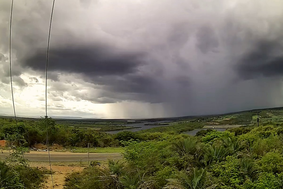 Fevereiro inicia com prêvisão de chuva acima da média na Bahia e risco de temporais em Salvador