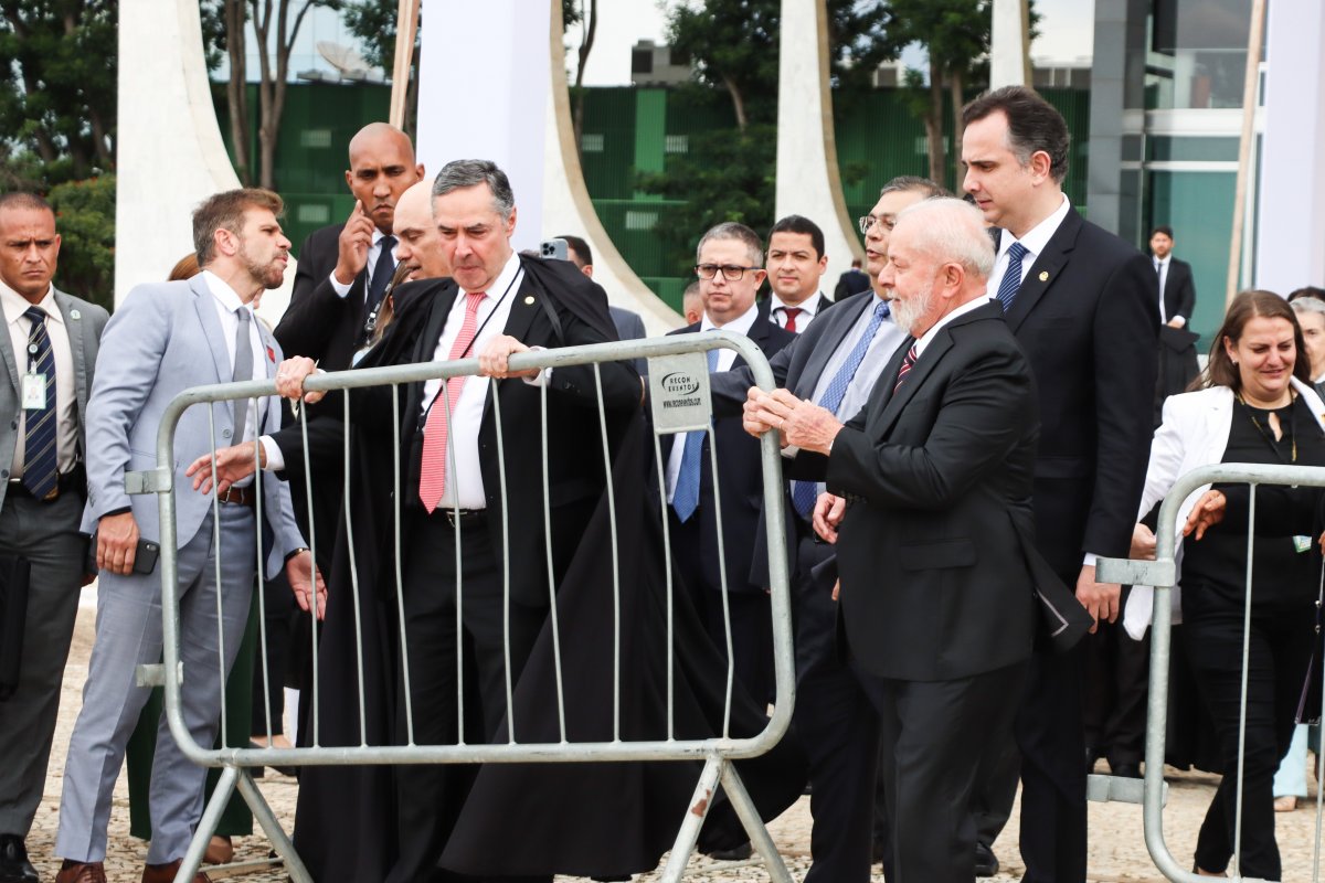 Lula, Pacheco e Barroso retiram juntos grades do STF em gesto pós 8/1