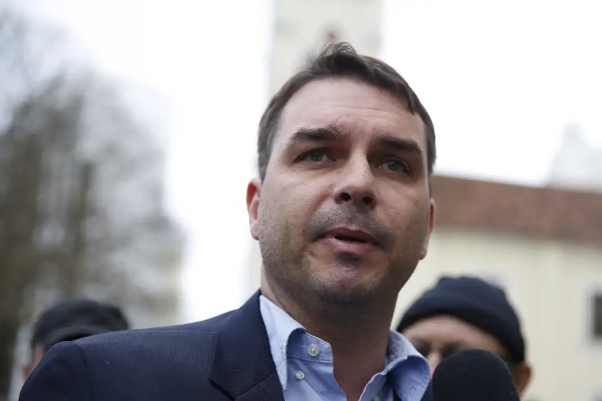 Agente da Abin é demitido por vazar dados sigilosos do caso Flávio Bolsonaro nas 'rachadinhas'