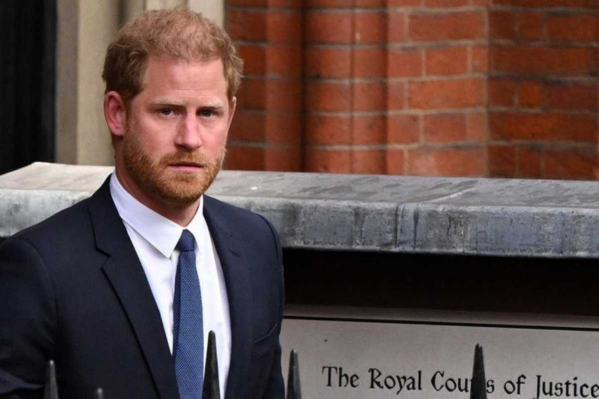Príncipe Harry retorna ao Reino Unido após o pai, rei Charles III, ser diagnosticado com câncer 