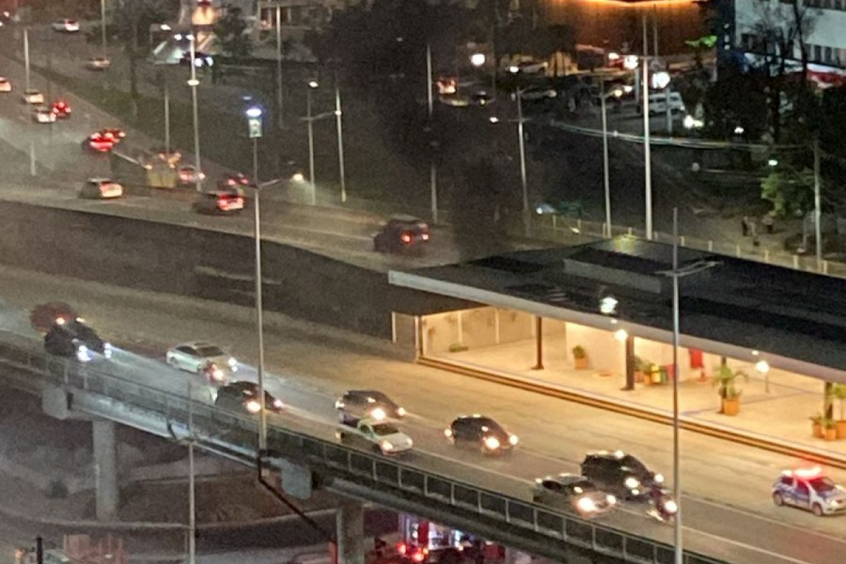Vídeo: Veículo pega fogo na Avenida ACM 