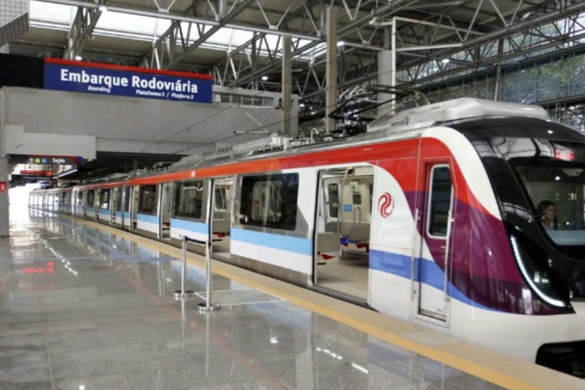 Vídeo: Furto de cabos de energia causa lentidão de metrô em Salvador 