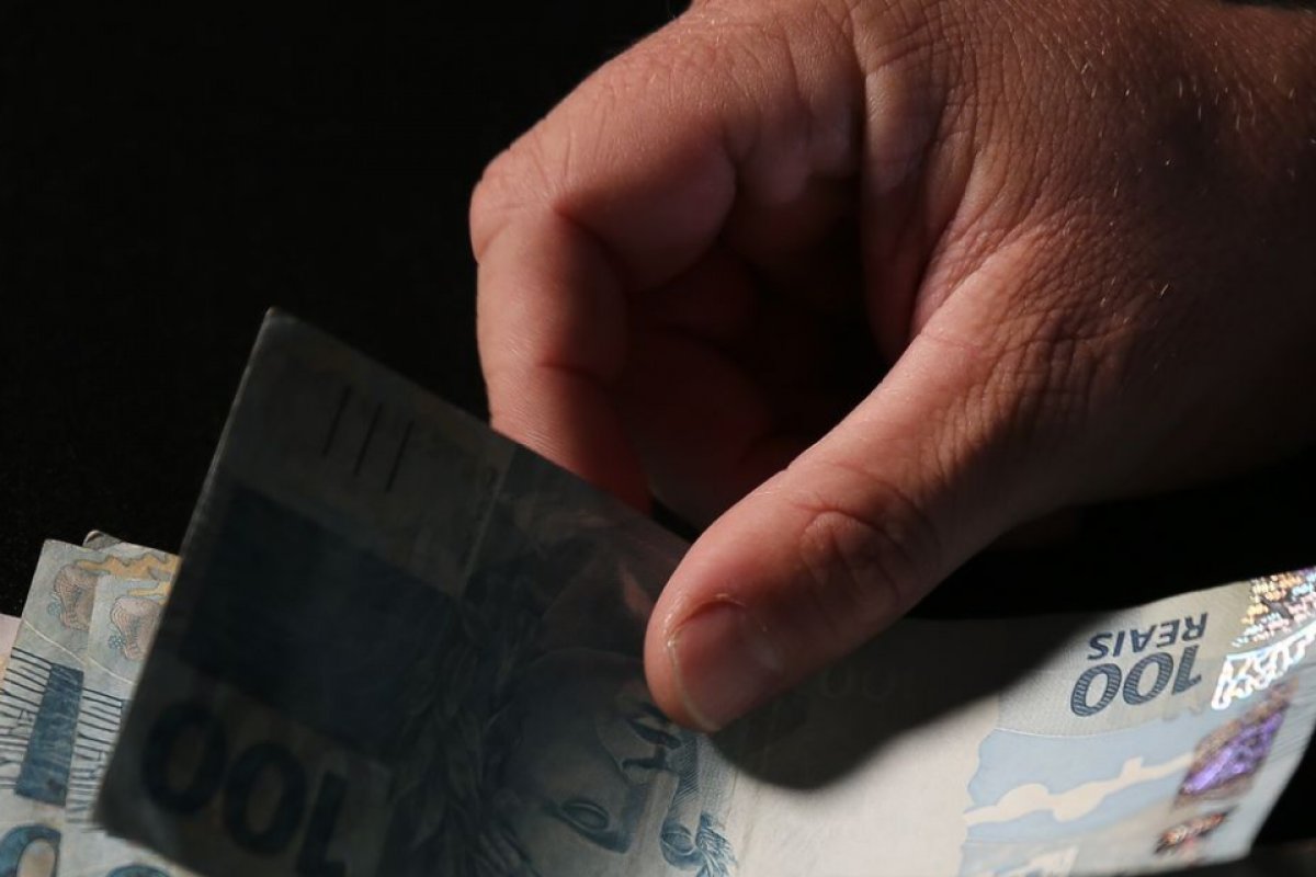  8 a cada 10 brasileiros querem reduzir gastos em 2024