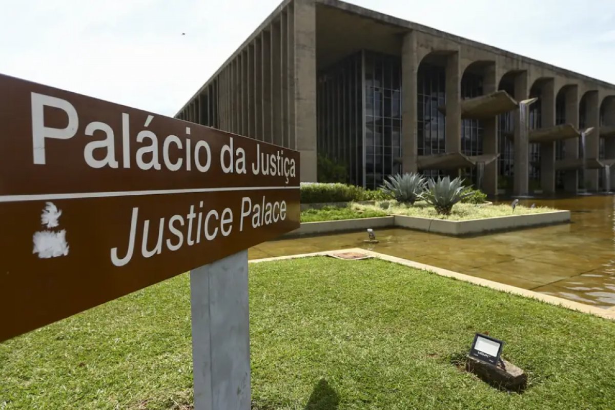 'Salário' extra pago a amante não integra remuneração, diz Justiça