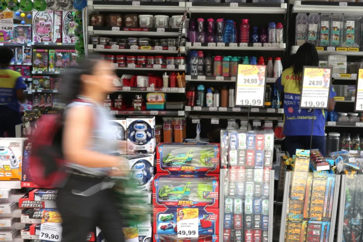 Vendas no comércio avançam 1,7% em 2023, aponta IBGE