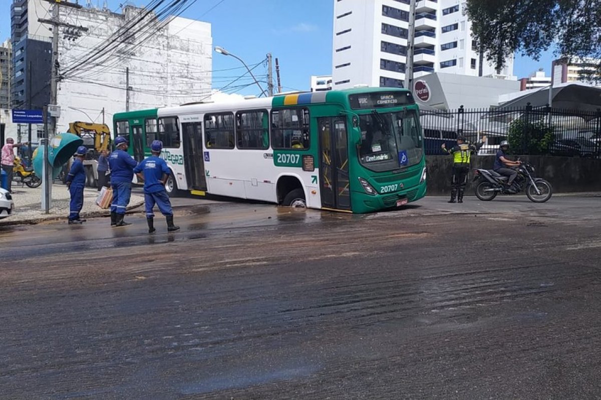 Asfalto cede e ônibus fica atolado no bairro da Graça, em Salvador 