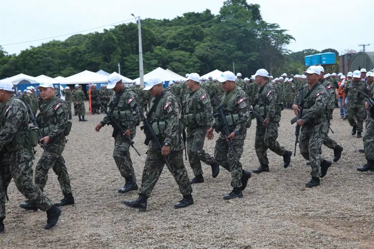 Militares buscam 5 fuzileiros navais depois de helicópetero cair em floresta nos EUA
