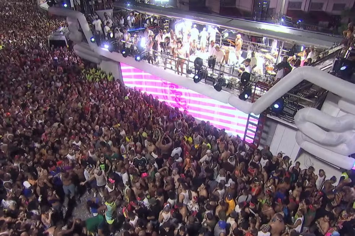 Homem desmaia durante desfile de Ivete Sangalo na abertura do carnaval de Salvador   