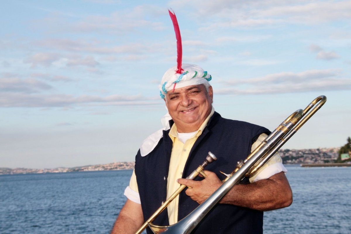 Gerônimo Santana abre Carnaval da Diversidade no Coreto Colorindo Salvador! 