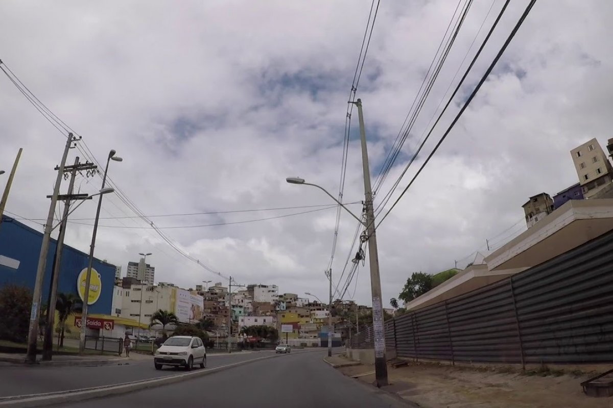 Adutora rompe na Av. Vale do Ogunjá e trânsito é interditado, diz Transalvador 