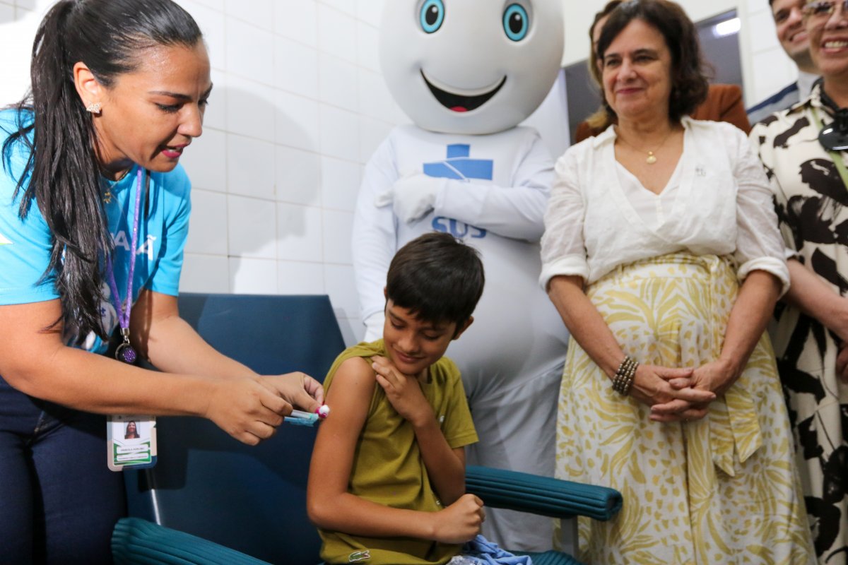 Momento histórico, diz ministra sobre início da vacinação de crianças