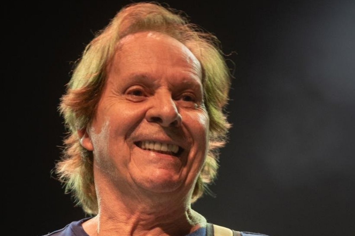 Aos 72 anos, Beto Guedes sobe pela primeira vez num trio elétrico ao lado do amigo Luiz Caldas! 
