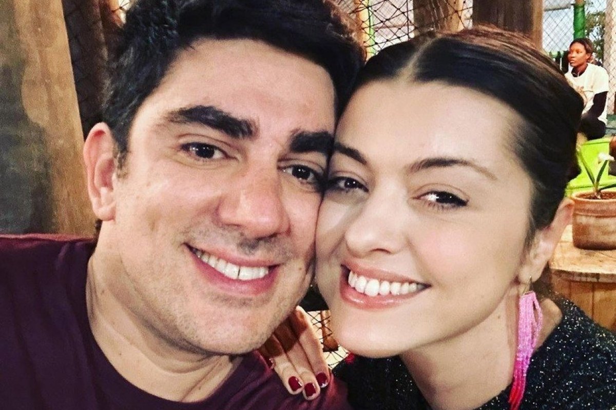 Marcelo Adnet confirma fim do casamento de 7 anos  após ser visto beijando mulher na Sapucaí!  