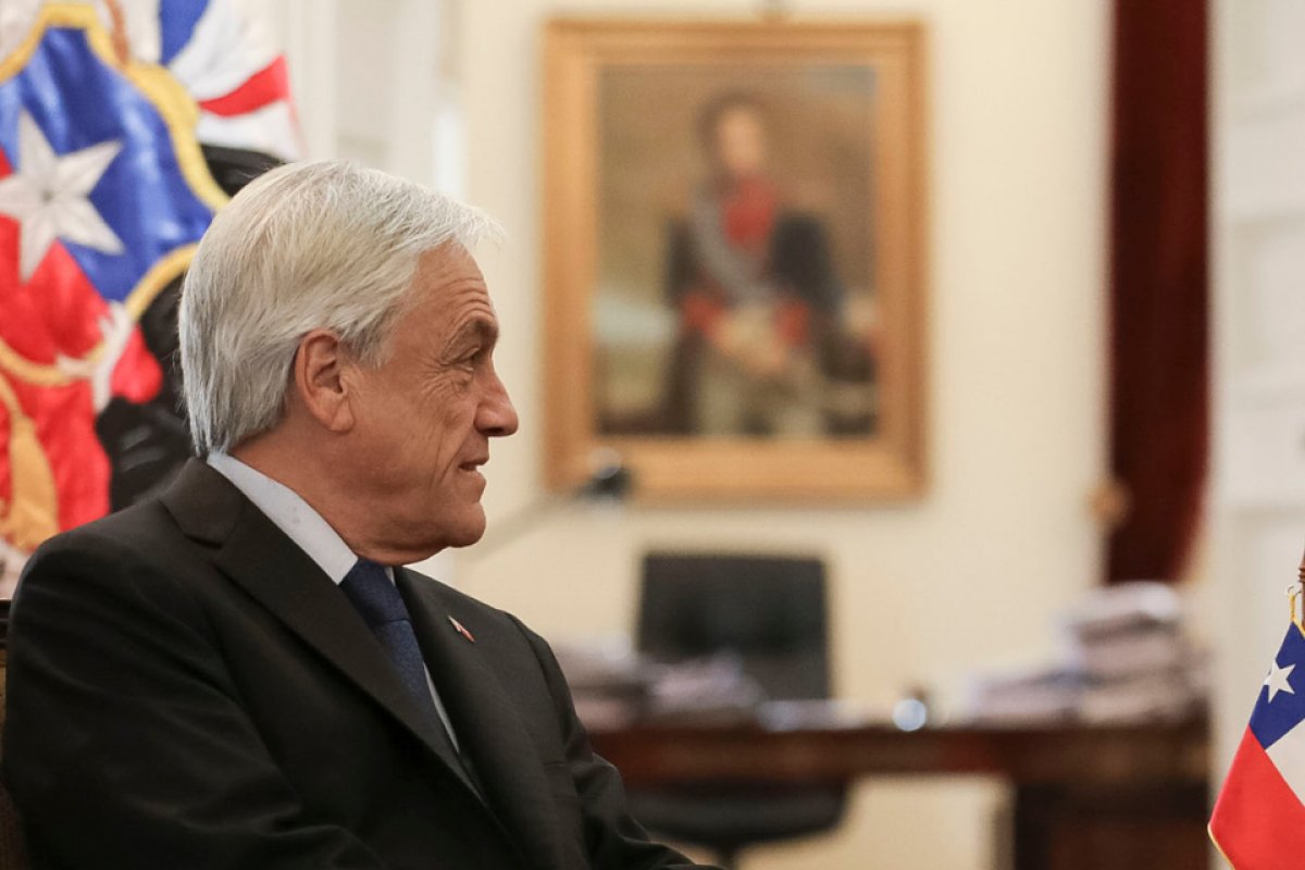 Helicóptero que caiu com ex-presidente do Chile é tirado de lago