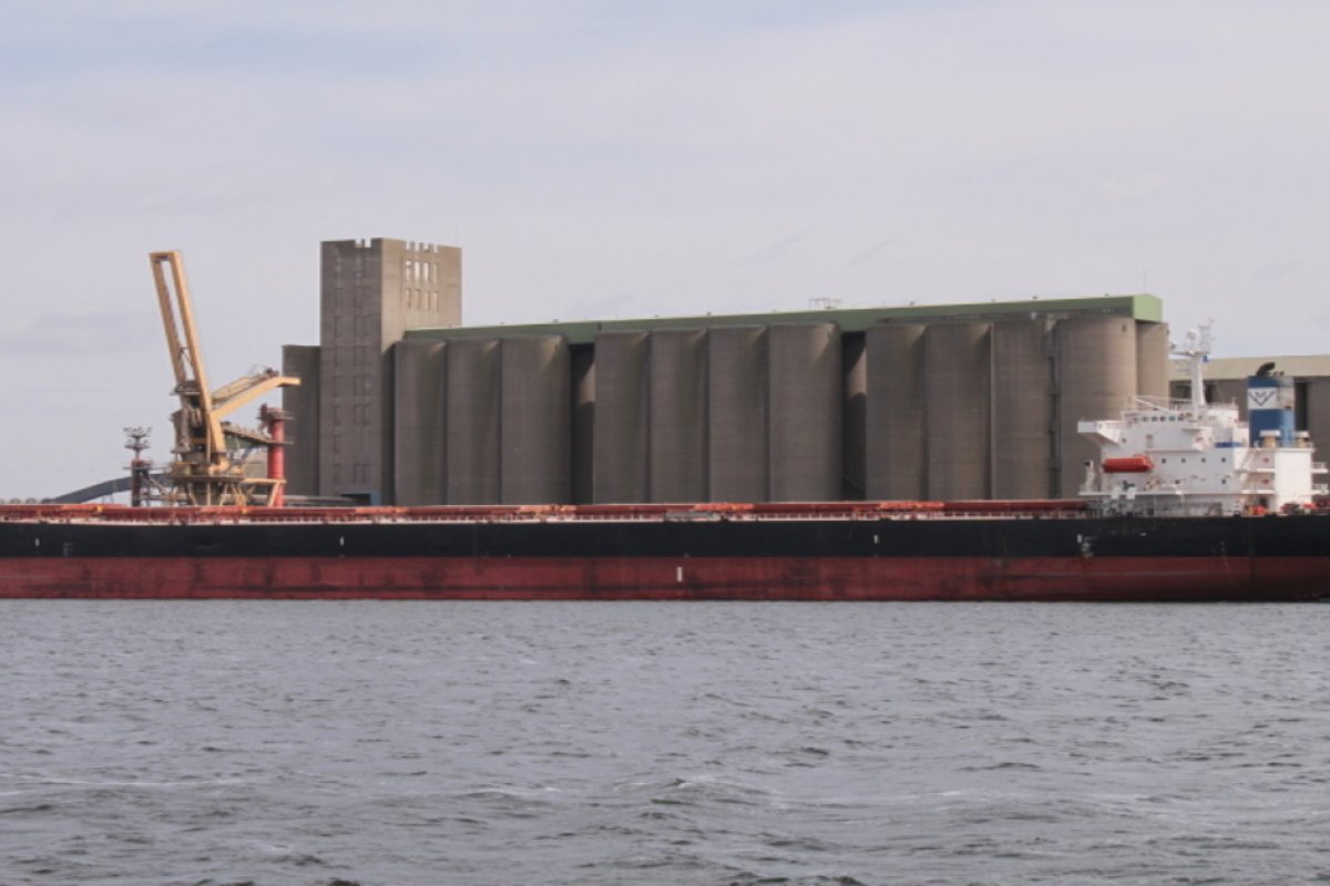 Ataques a navios no Mar Vermelho têm afetado comércio global em custos extras e atrasos 