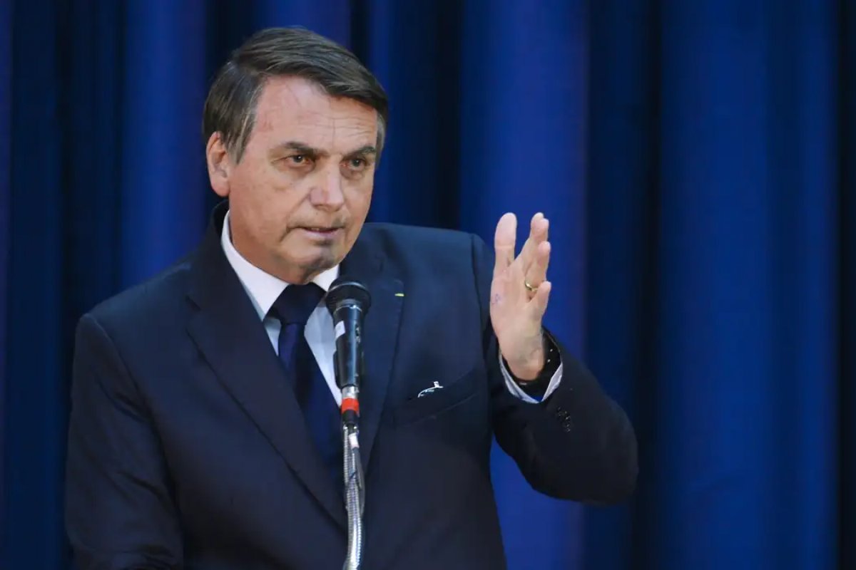 Bolsonaro vai contestar medidas restritivas e solicitar devolução de passaporte 