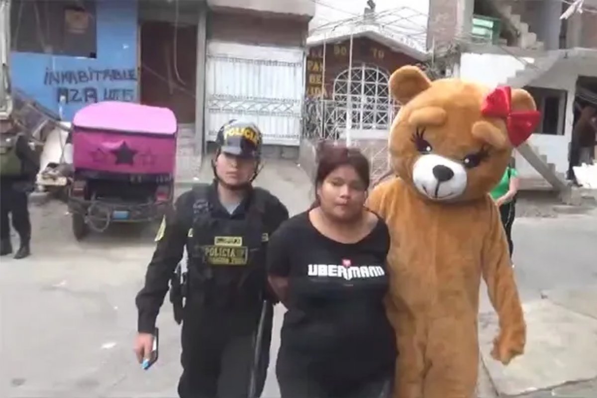 Vídeo: Policial se disfarça de urso de pelúcia para prender suposta traficante no Peru