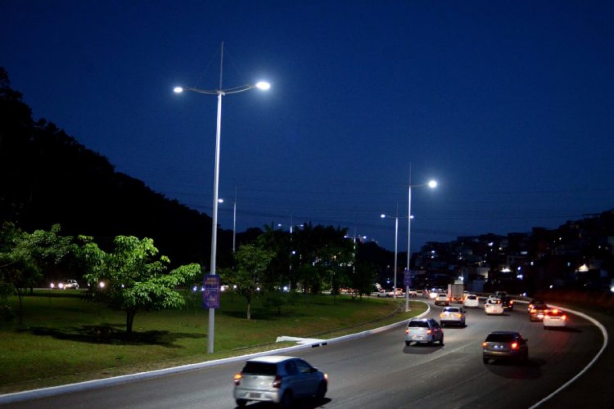 Avenida Luís Eduardo Magalhães ganha nova iluminação em LED
