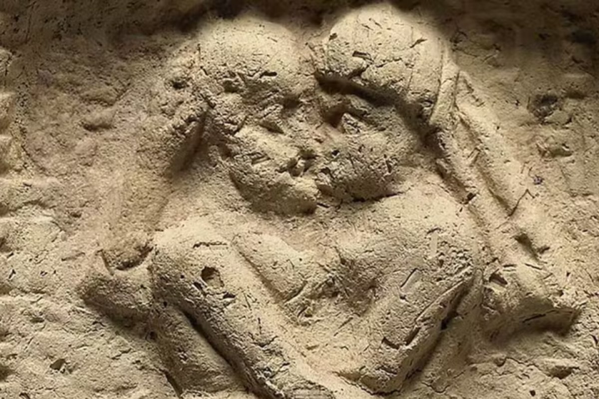 Tabuletas mostram que primeiro registro de beijo na boca remonta há mais de 4.500 anos