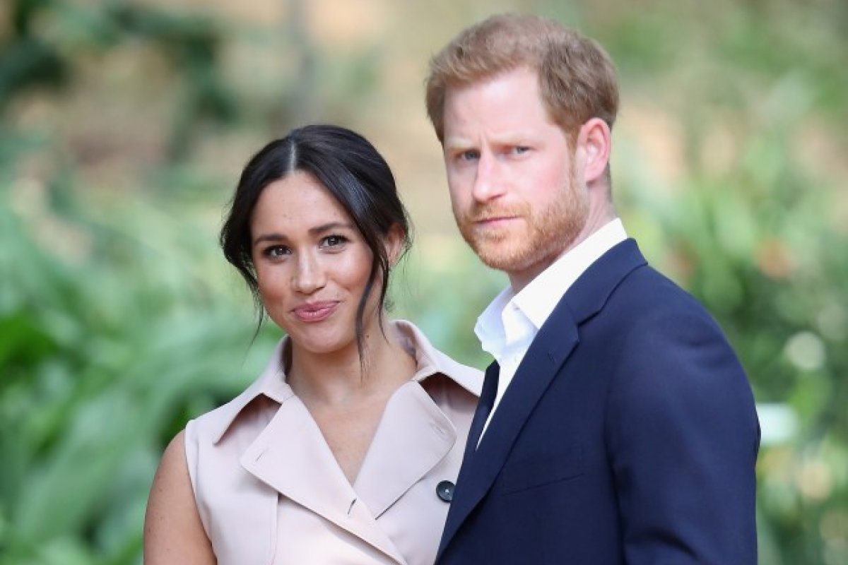 Rede de restaurantes do Canadá vira alvo de internautas após prometer café grátis a Harry e Meghan