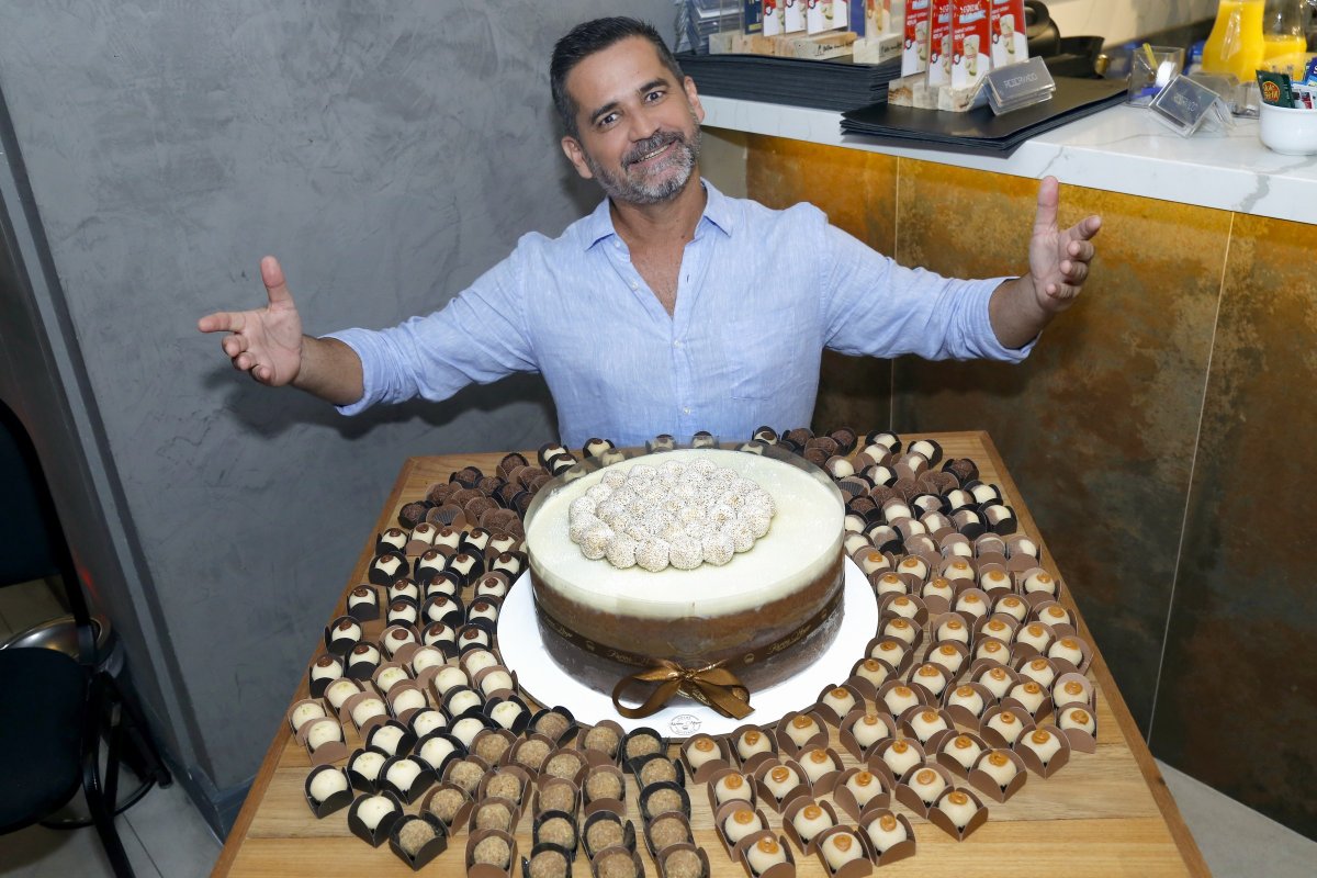 Dentista Fábio Cassimiro comemora aniversário com festão no Rio de Janeiro! 