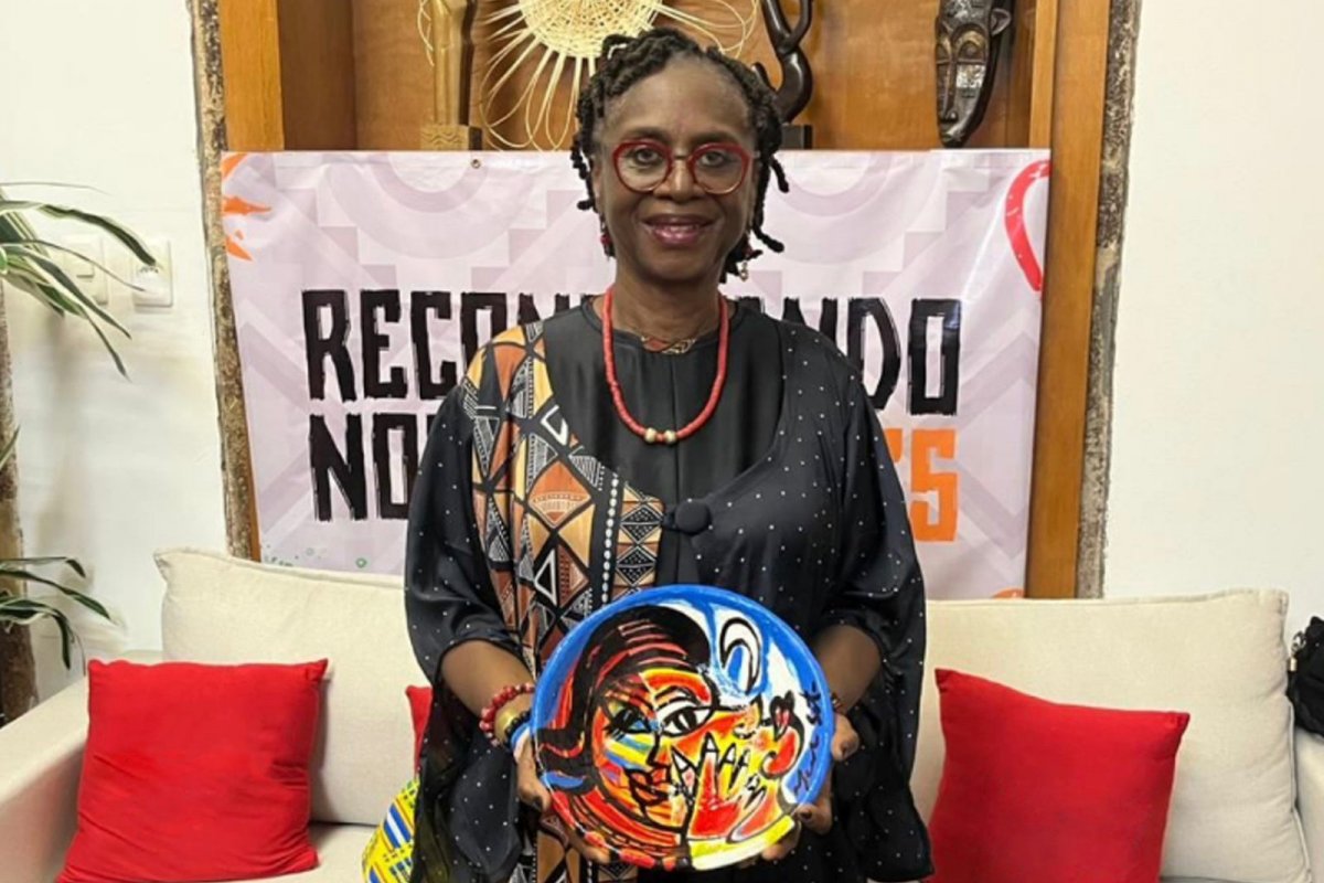 Em Salvador, embaixadora de Gana recebe presente do artista Menelaw Sete! 
