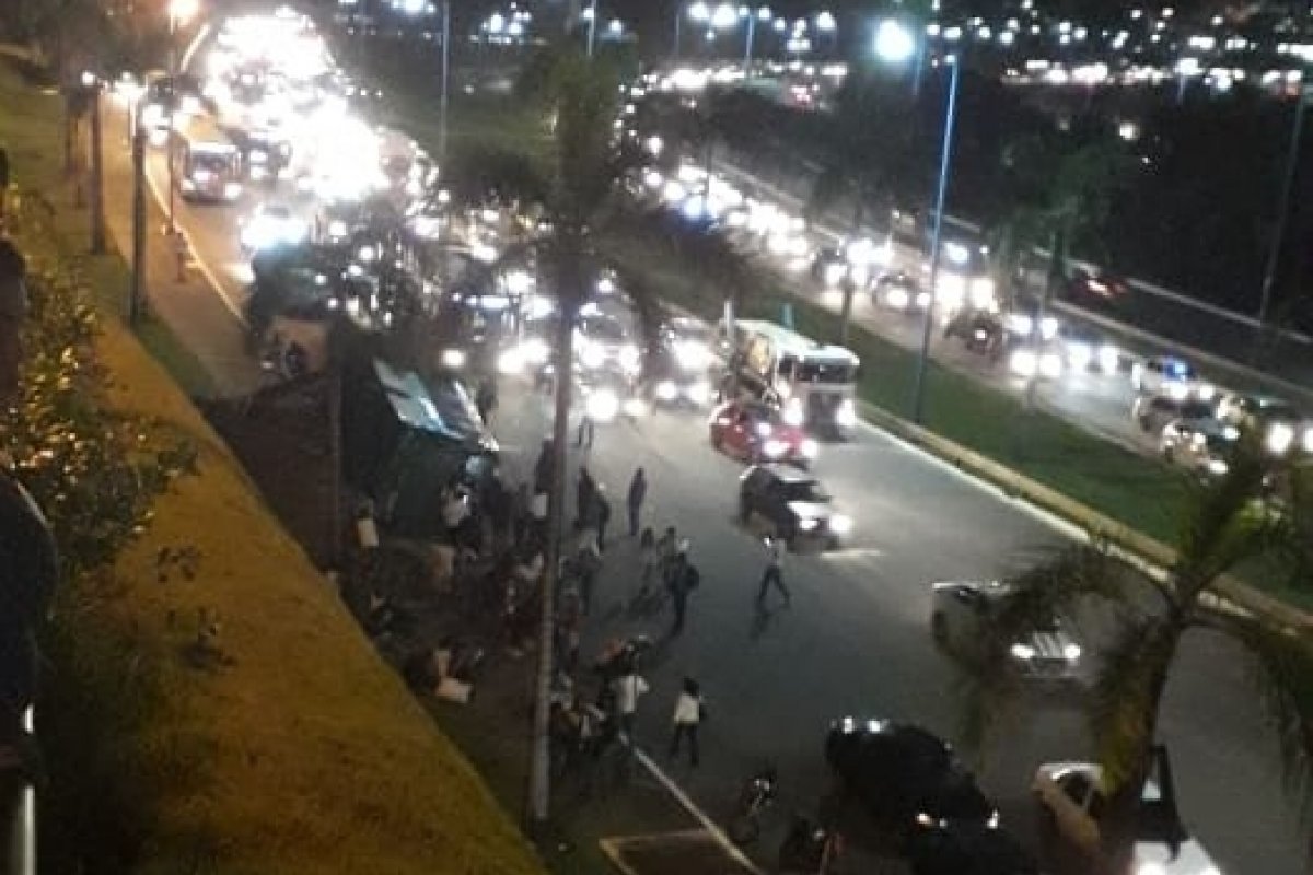 Ônibus cai de pista elevada em frente a um shopping de Salvador  
