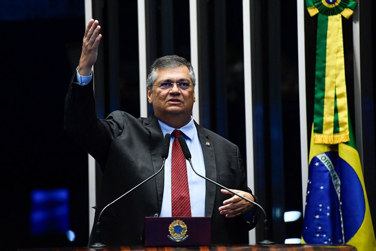 Dino anuncia que PEC contra aposentadoria compulsória de juiz, promotor e militar está em tramitação 