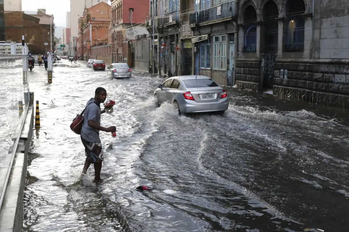 Defesa Civil emite alerta de chuvas moderadas a fortes em Salvador
