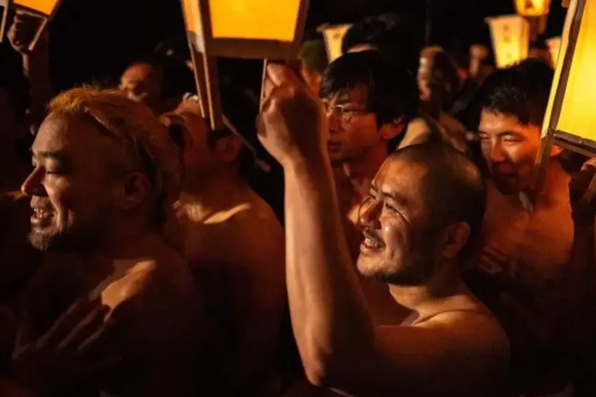 Japão encerra festival milenar com homens seminus após envelhecimento da população 