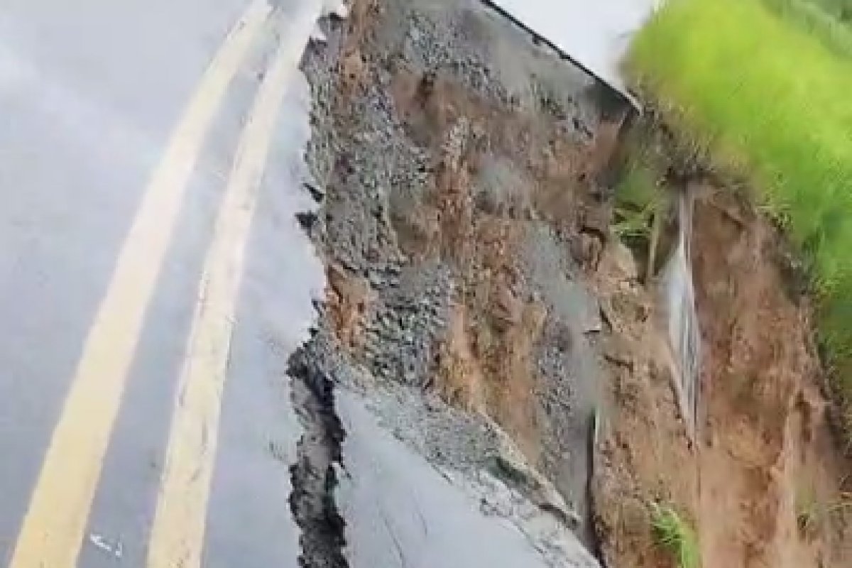 Vídeo: Chuva causa cratera na BA-130 nesta quarta-feira (21)