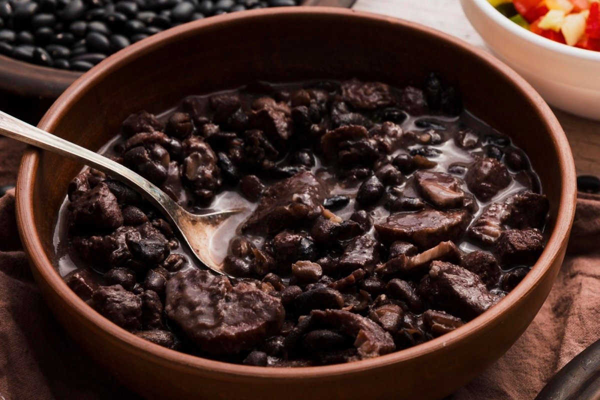 The Latvian promove primeira edição da sua Feijoada neste sábado (24)!  