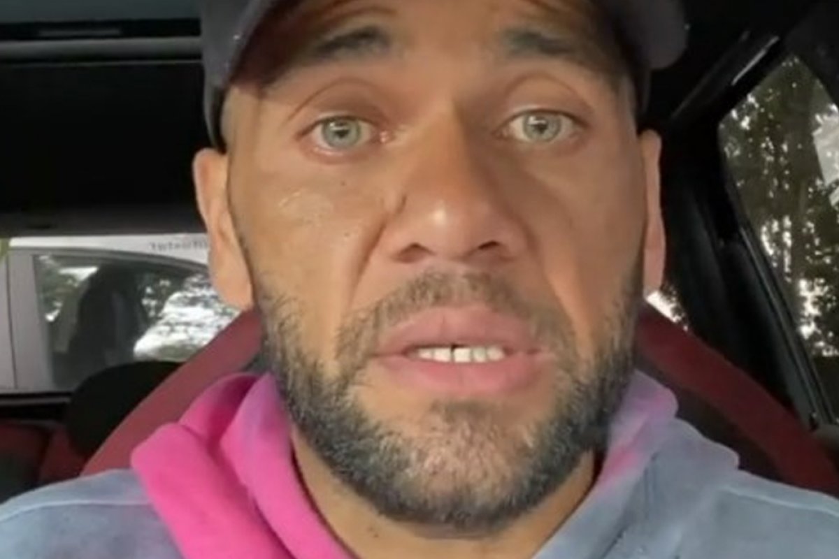 Daniel Alves é condenado a 4 anos e 6 meses de prisão na Espanha