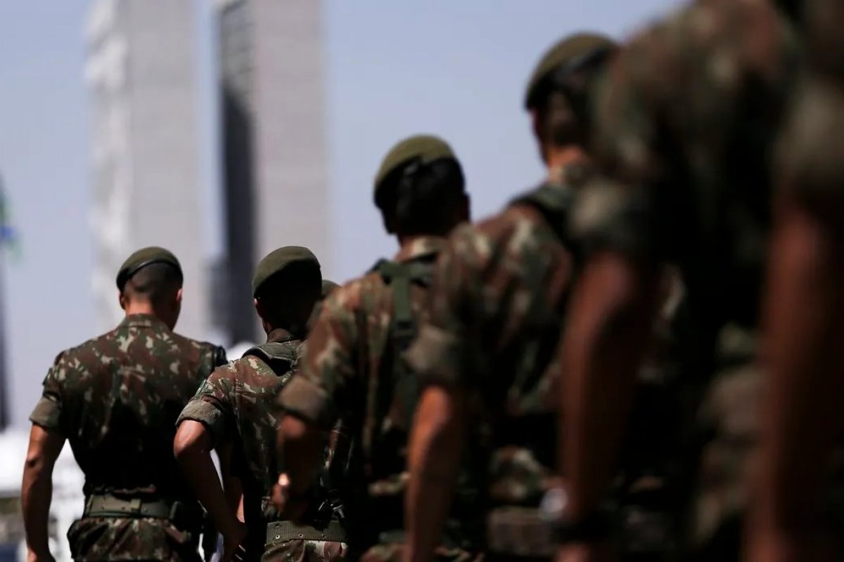 Exército suspende contratos de R$ 17 milhões com empresas ligadas a laranjas, diz portal