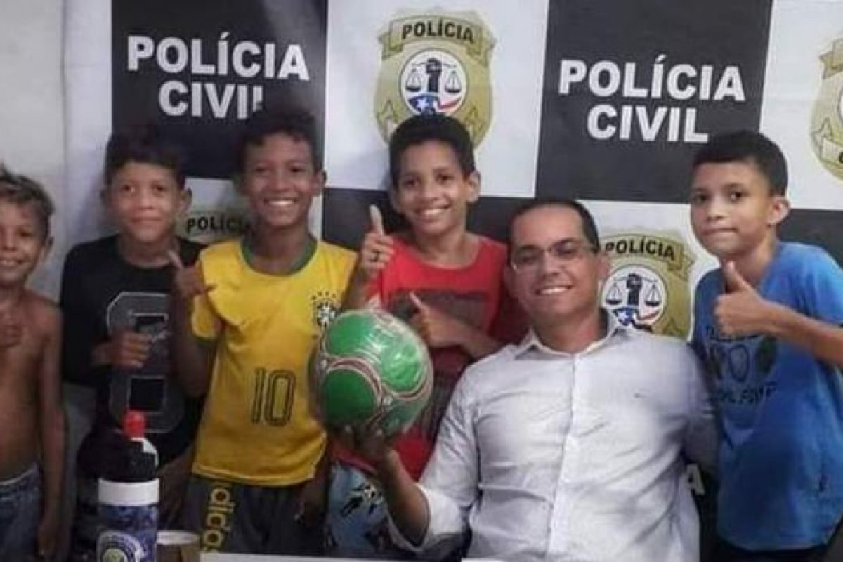 Crianças vão à delegacia prestar queixa contra vizinha por confiscar bola de futebol