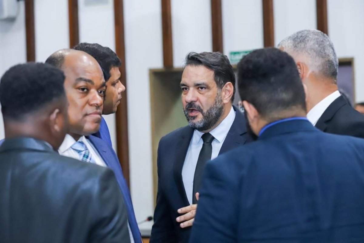 Alba: oposição formaliza convite para secretária explicar portaria de 'aprovação em massa' de alunos