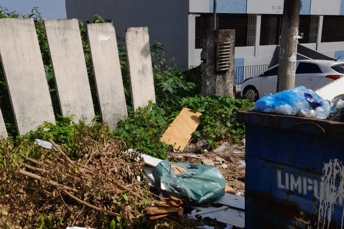 Moradores de Campinas de Brotas denunciam descarte irregular de lixo em terreno e temem foco de dengue