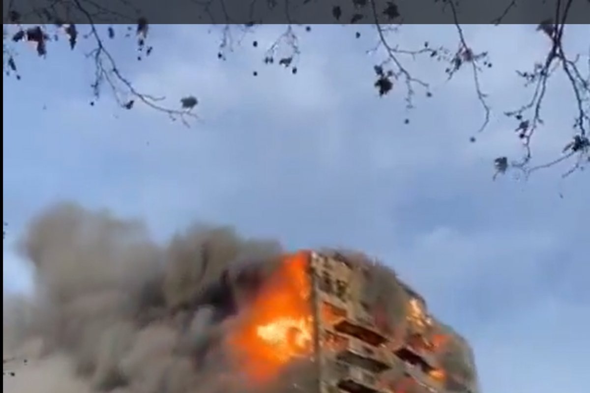 Vídeo: Grande incêndio atinge prédio em Valência, na Espanha