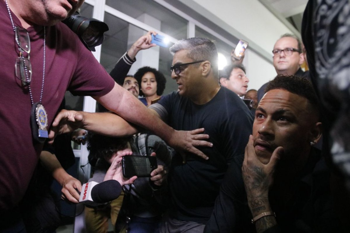 Neymar depõe por mais de quatro horas em delegacia de São Paulo