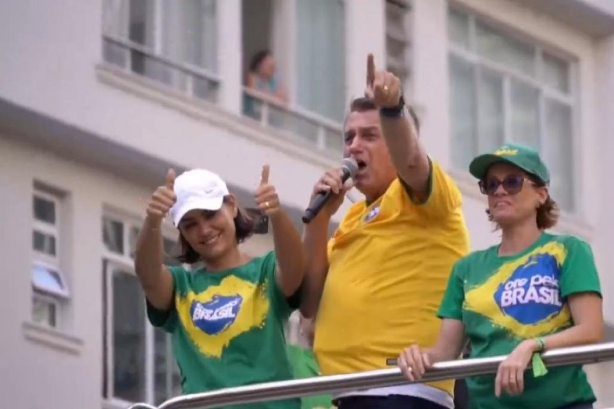 Bolsonaro reúne milhares na Paulista, nega trama golpista e fala em abuso de alguns  