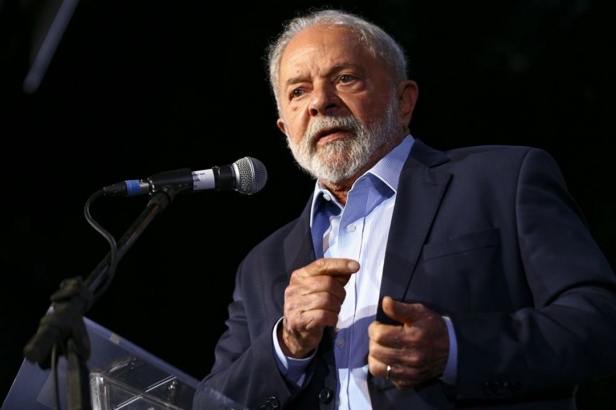 Militância petista vaia jornalista por perguntar a Lula sobre manifestação Bolsonarista