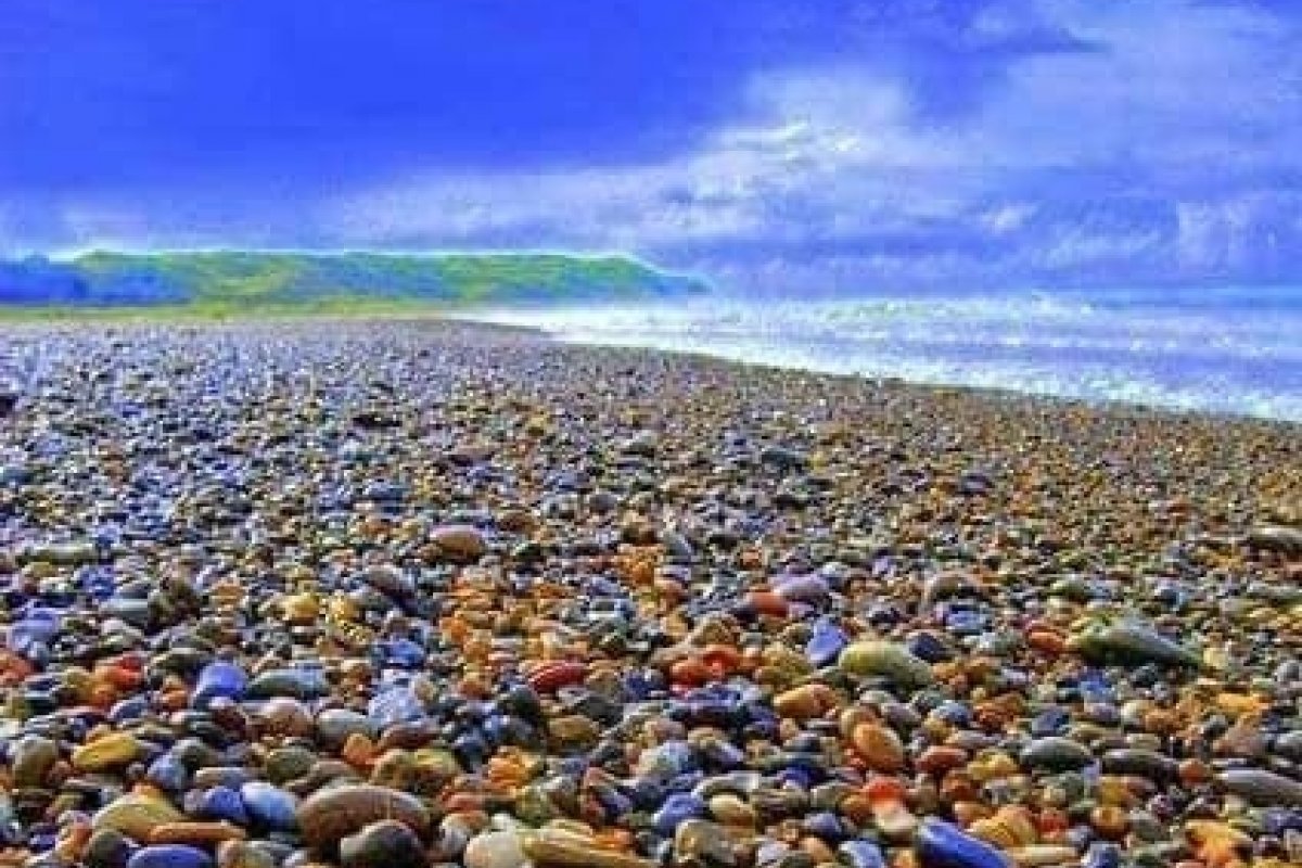 Conheça a praia de pedras coloridas! 
